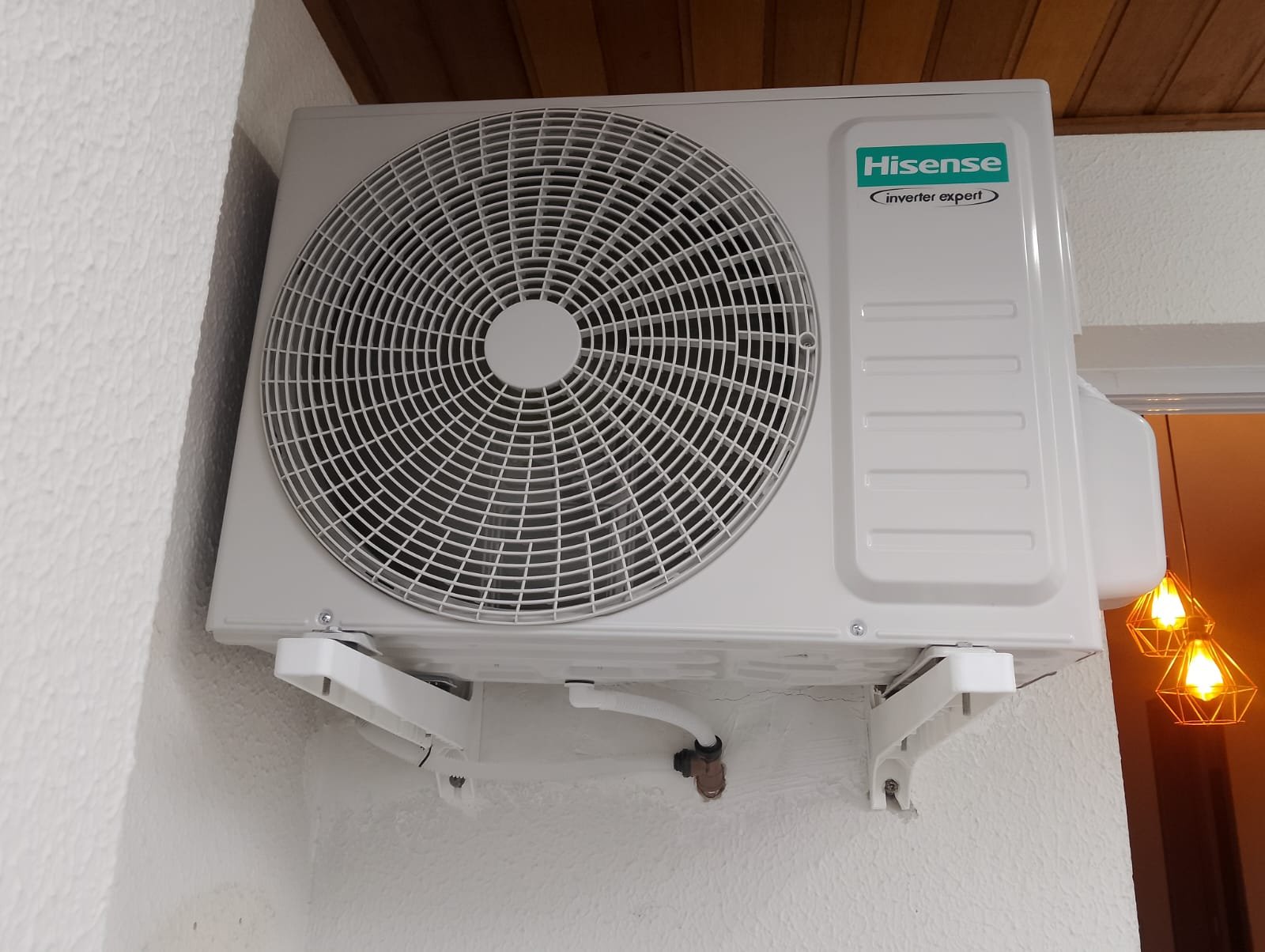 Condensadora Hisense instalada para revisão técnica