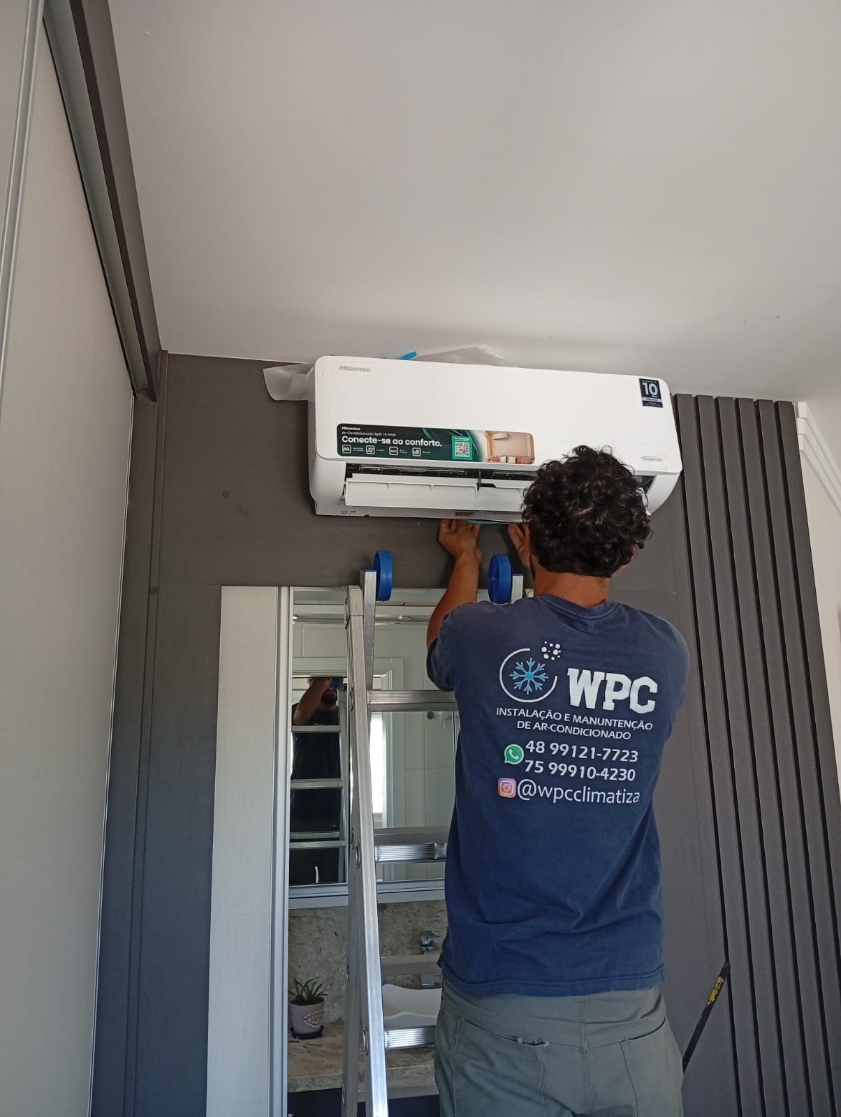 Técnico WPC realizando manutenção em ar-condicionado split