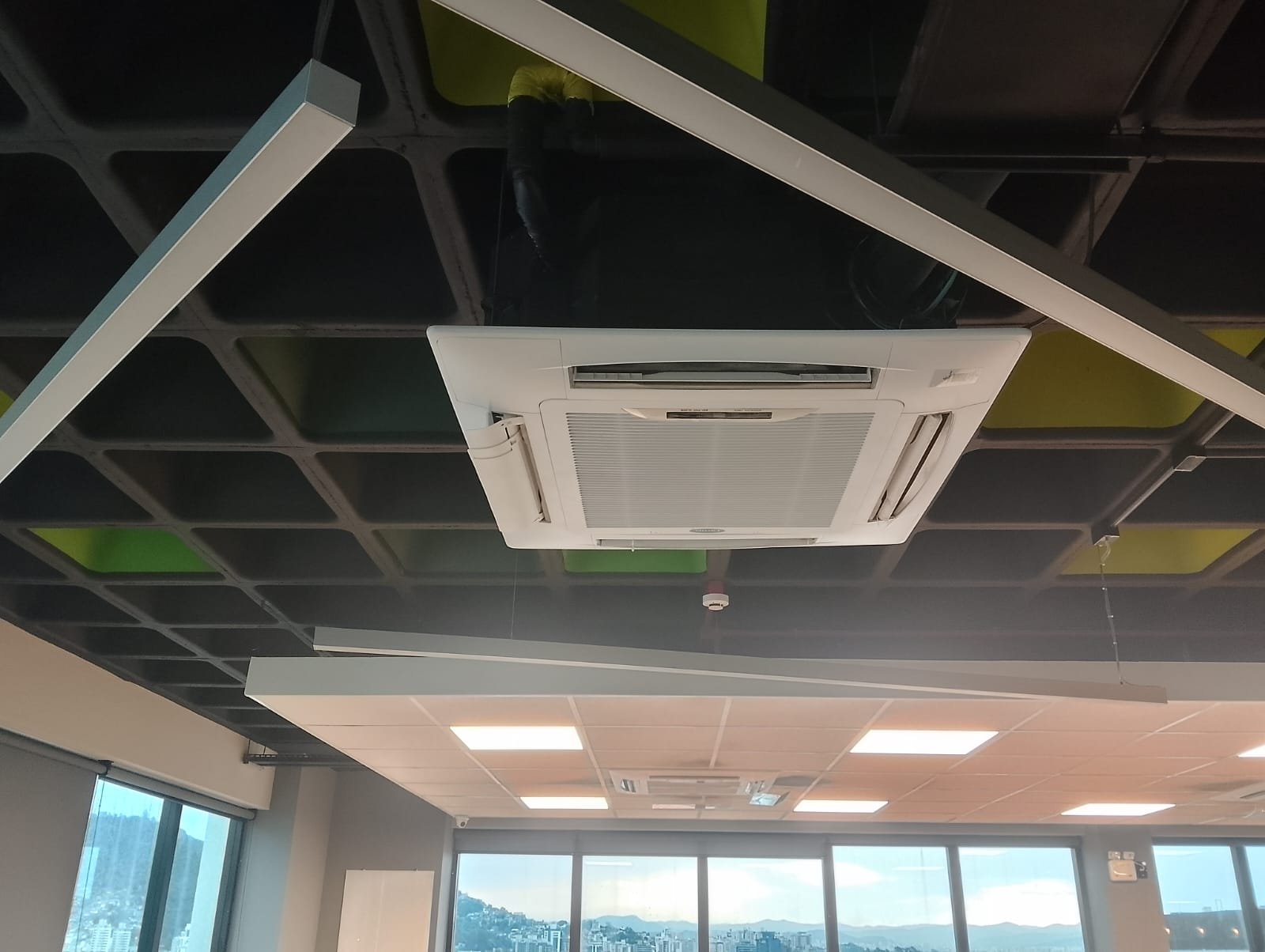 Ar-condicionado cassete instalado em ambiente comercial