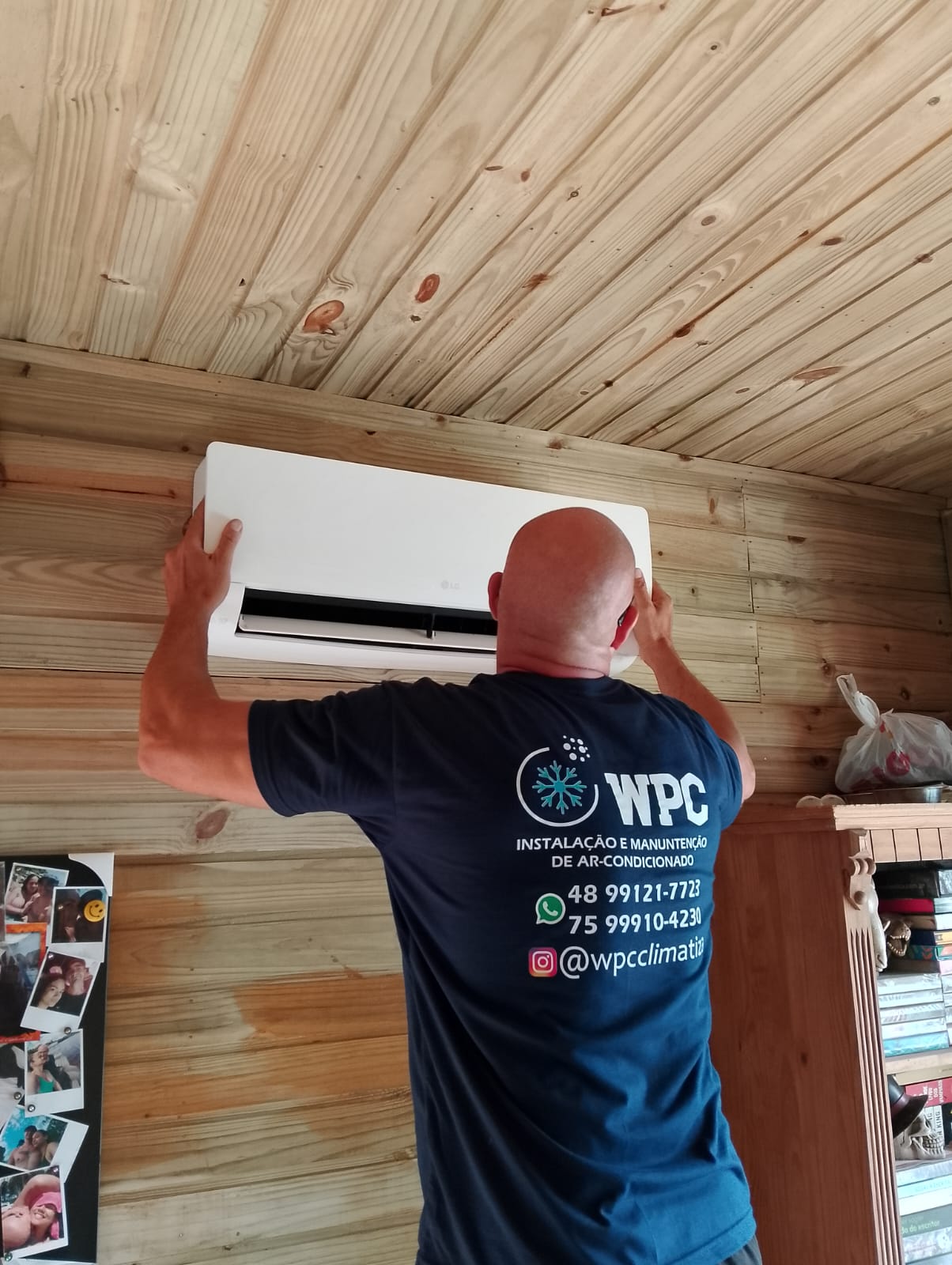 Técnico WPC instalando ar-condicionado split LG